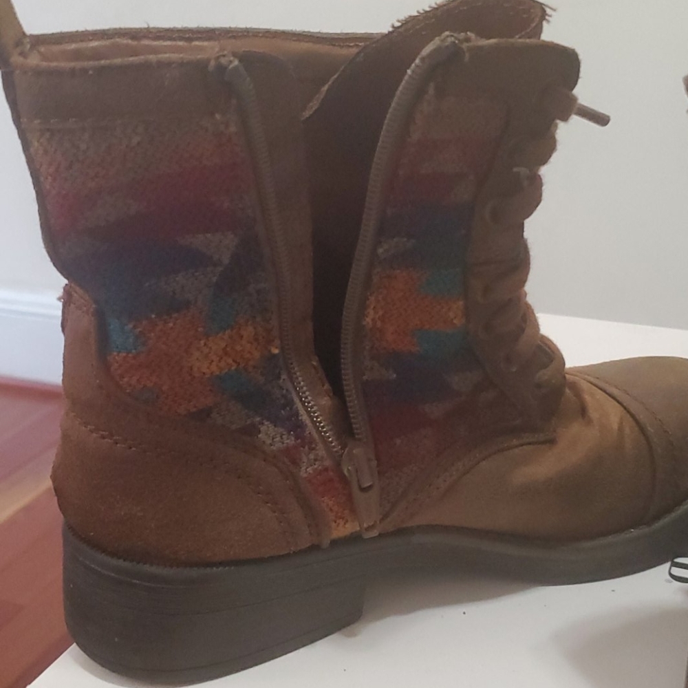 Boots - Picture 4 of 4